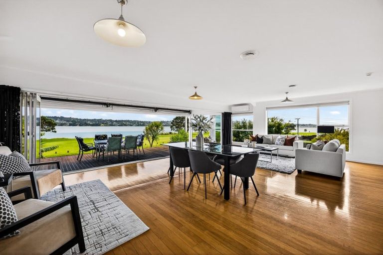 Photo of property in 70 Kiwi Esplanade, Mangere Bridge, Auckland, 2022