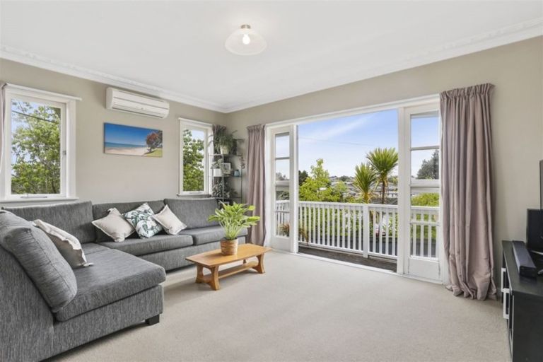 Photo of property in 31 Sunnyside Road, Sunnyvale, Auckland, 0612