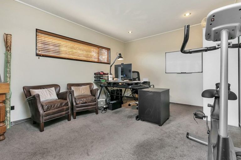 Photo of property in 1/1 Tern Place, Unsworth Heights, Auckland, 0632