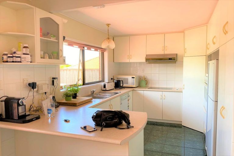 Photo of property in 16 Oliver Twist Avenue, Mellons Bay, Auckland, 2014