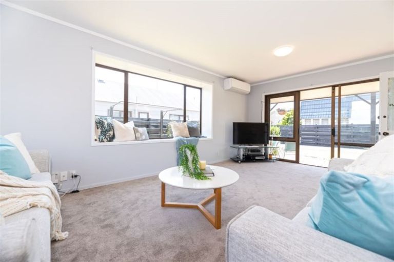 Photo of property in 2/8 Shakespeare Road, Milford, Auckland, 0620