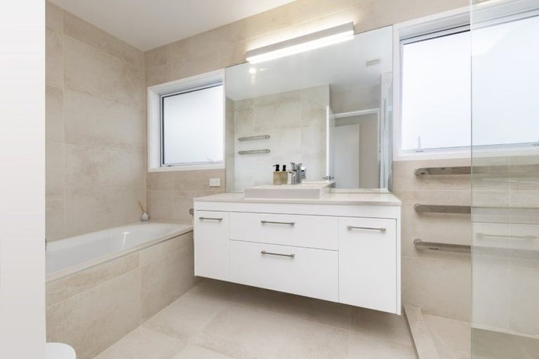 Photo of property in 8 Downsview Road, Pakuranga Heights, Auckland, 2010