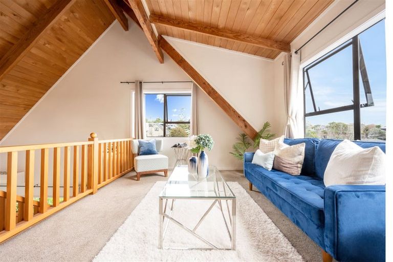 Photo of property in 17 Unsworth Drive, Unsworth Heights, Auckland, 0632