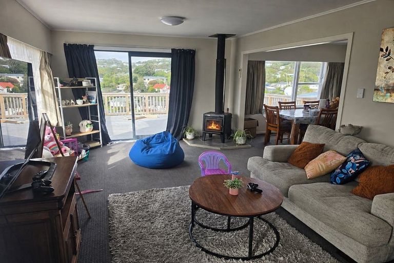 Photo of property in 3 Merritt Way, Newlands, Wellington, 6037