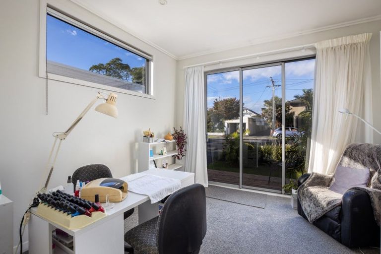 Photo of property in 8 Autere Street, Strandon, New Plymouth, 4312