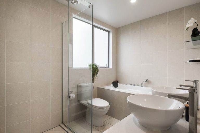 Photo of property in 14 Ilam Lane, Fairview Heights, Auckland, 0632