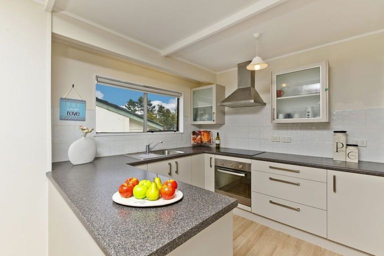 Photo of property in 2/25 Woodlands Crescent, Browns Bay, Auckland, 0630