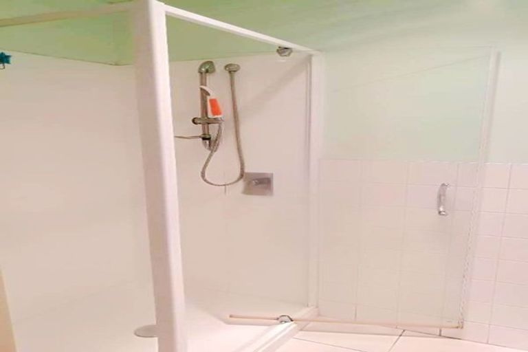 Photo of property in 10 Eugen Place, Bayview, Auckland, 0629