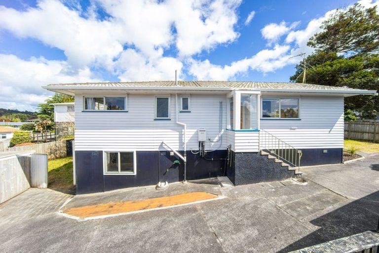 Photo of property in 90 Lantana Road, Green Bay, Auckland, 0604