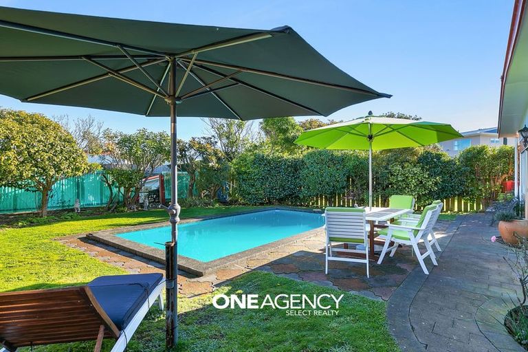 Photo of property in 85 Gloaming Hill, Titahi Bay, Porirua, 5022