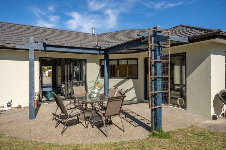 Photo of property in 7 Quadrant Heights, Paraparaumu, 5032