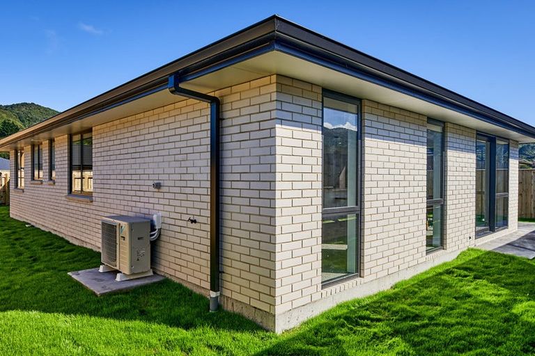 Photo of property in 5 Te Ara O Pukeko, Wainuiomata, Lower Hutt, 5014