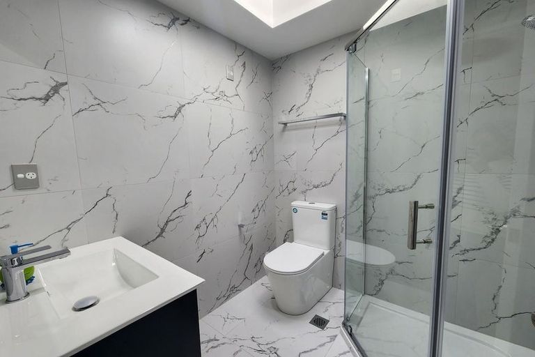 Photo of property in 22b Totaravale Drive, Totara Vale, Auckland, 0629