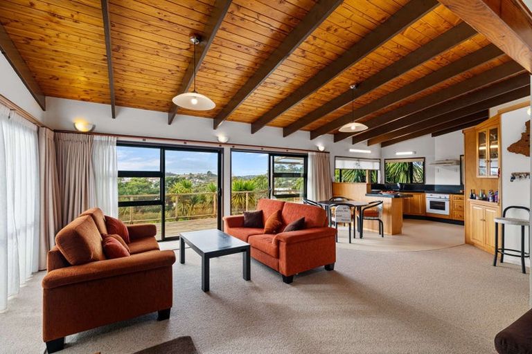 Photo of property in 50 John Dee Crescent, Red Beach, 0932