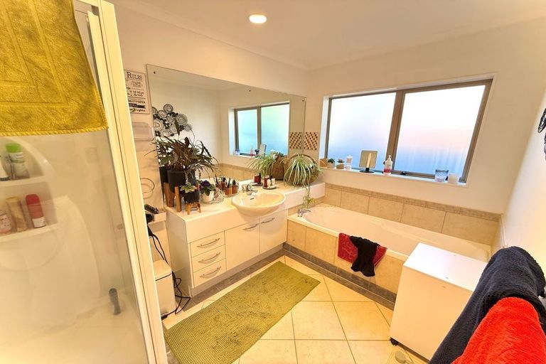 Photo of property in 40 Thornbury Crescent, East Tamaki Heights, Auckland, 2016