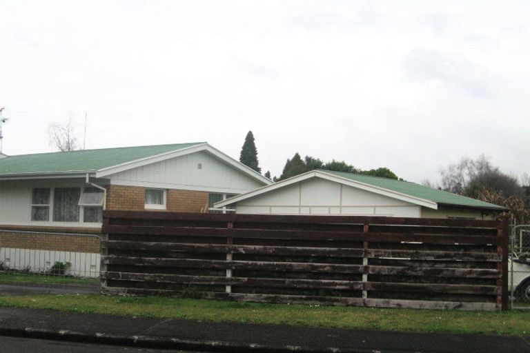 Photo of property in 2 Oregon Place, Papakura, 2110
