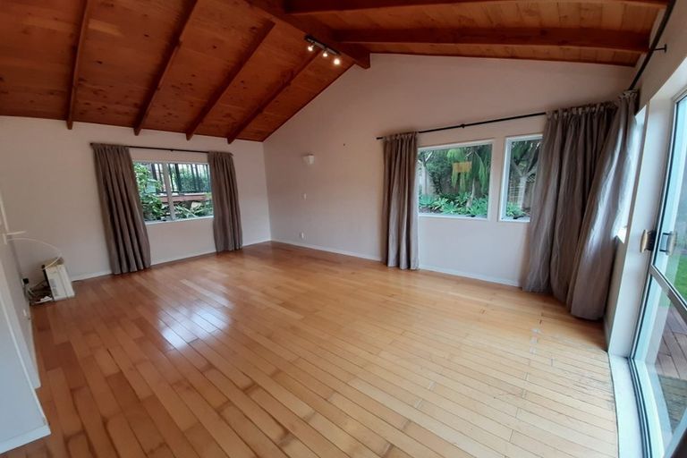 Photo of property in 14 La Roche Place, Northcote, Auckland, 0627
