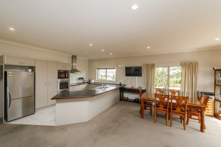 Photo of property in 116 Ruapehu Drive, Fitzherbert, Palmerston North, 4410