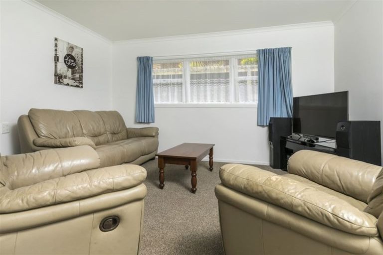 Photo of property in 1066 Scenic Drive North, Swanson, Auckland, 0816