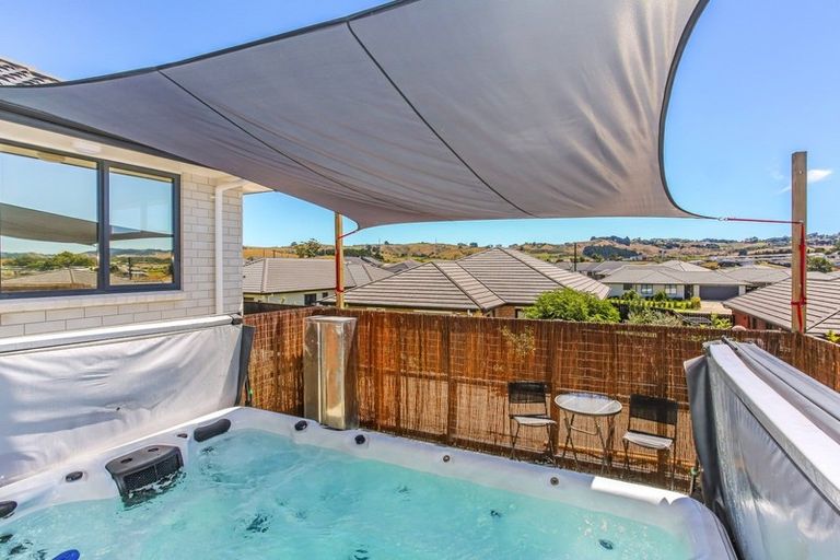 Photo of property in 16 Lippiatt Crescent, Pokeno, 2402