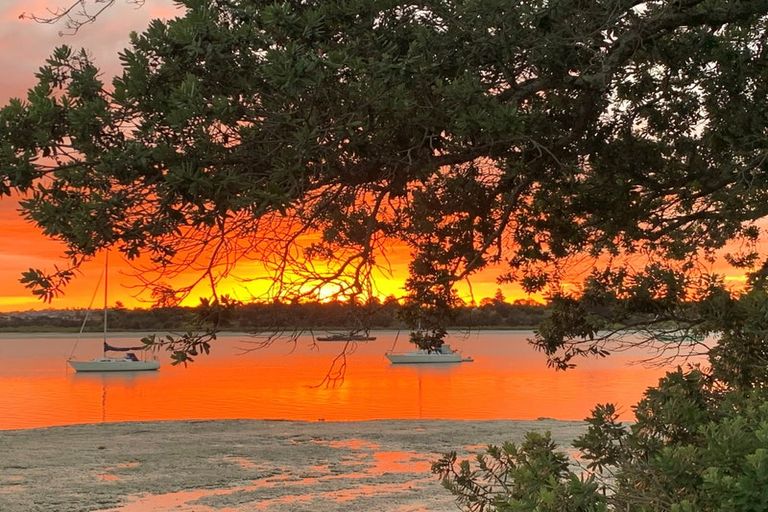 Photo of property in 122 Aeroview Drive, Beach Haven, Auckland, 0626