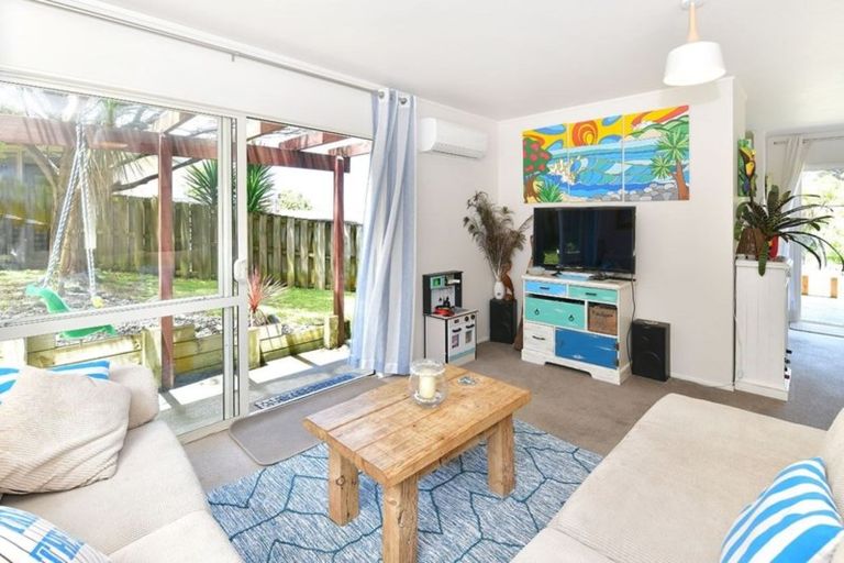 Photo of property in 2/18 Ellenbury Place, Stanmore Bay, Whangaparaoa, 0932