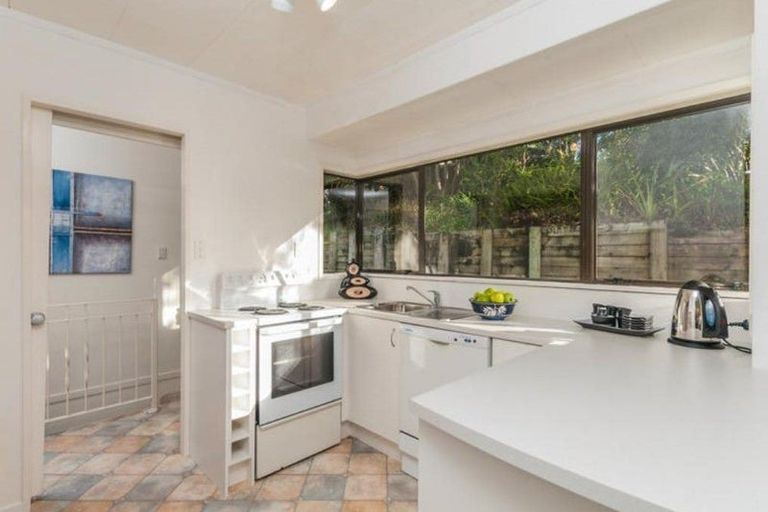 Photo of property in 2/21 Walnut Lane, Browns Bay, Auckland, 0630