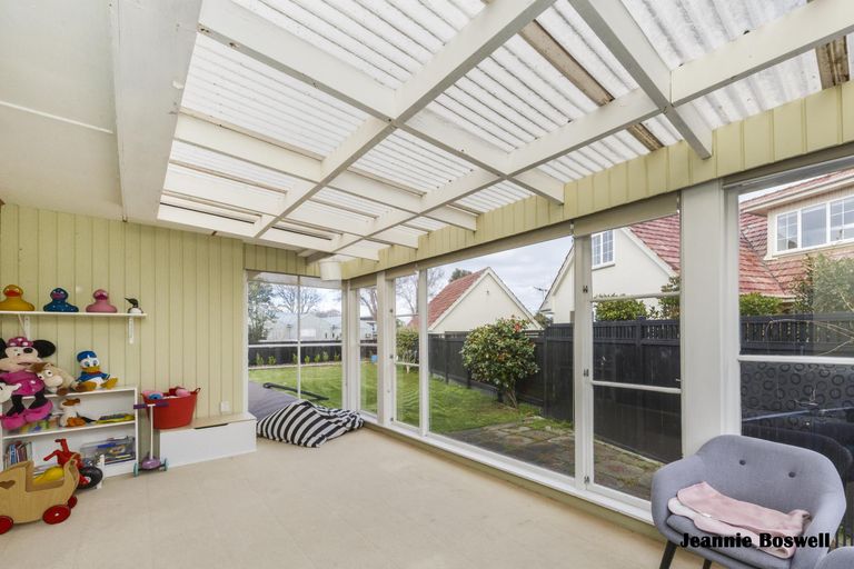Photo of property in 9 Innes Place, Roslyn, Palmerston North, 4414