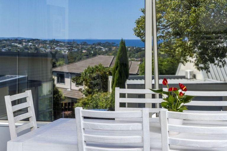 Photo of property in 2/133 Carlisle Road, Northcross, Auckland, 0632