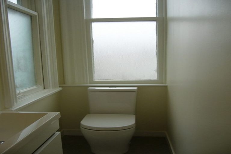 Photo of property in 4 Hawker Street, Mount Victoria, Wellington, 6011