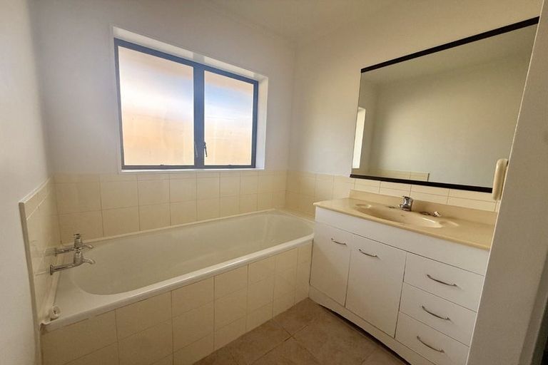 Photo of property in 53 Mirrabooka Avenue, Botany Downs, Auckland, 2010
