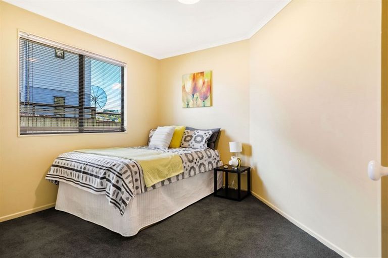 Photo of property in 32 John Jennings Drive, Oteha, Auckland, 0632