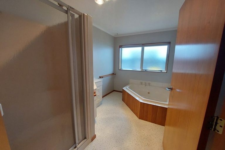 Photo of property in 2 Kawaroa Lane, New Plymouth, 4310