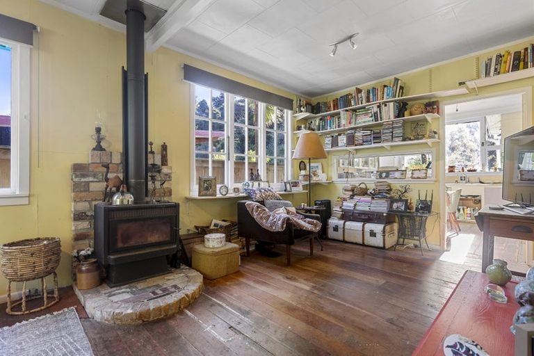 Photo of property in 18 Western Road, Laingholm, Auckland, 0604