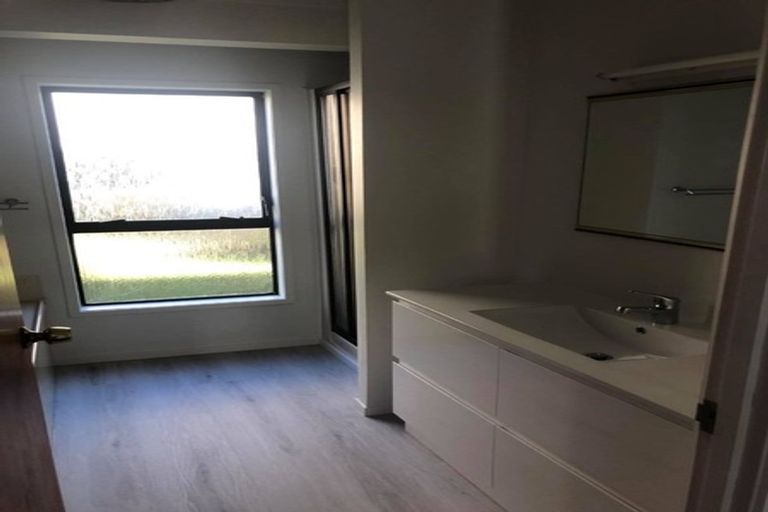 Photo of property in 1/989 Beach Road, Torbay, Auckland, 0630