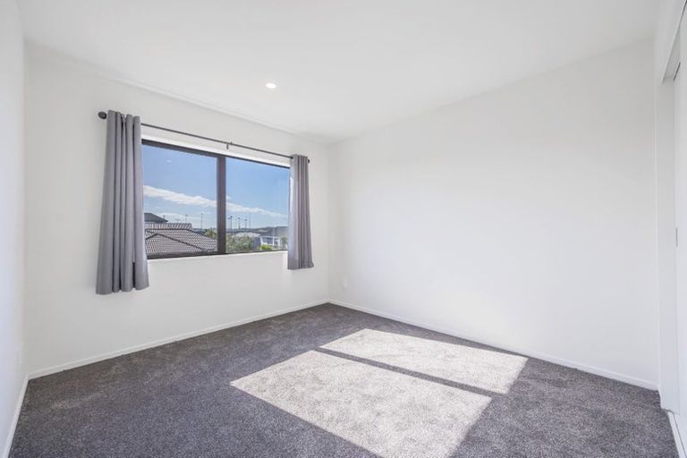 Photo of property in 50a Barbados Drive, Unsworth Heights, Auckland, 0632