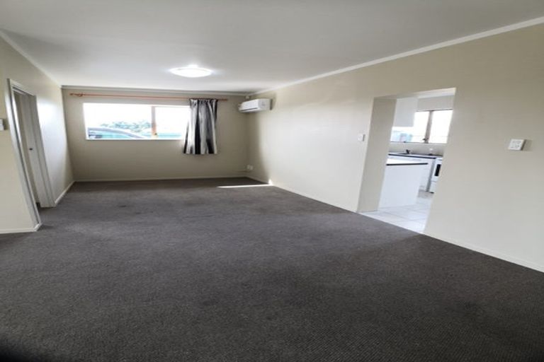 Photo of property in 67 Lincoln Park Avenue, Massey, Auckland, 0614