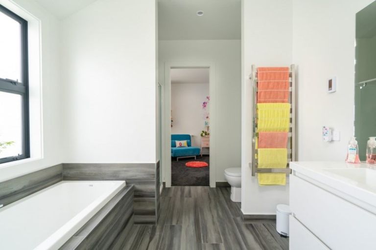 Photo of property in 18 Pukenamu Road, Rainbow Point, Taupo, 3330