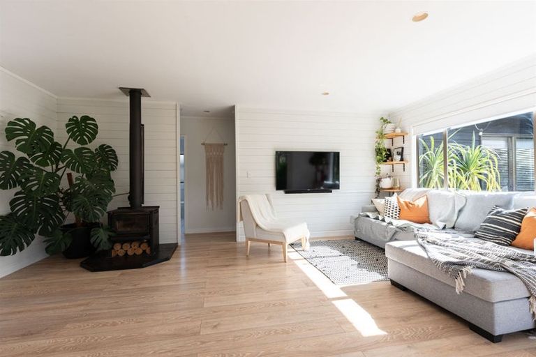 Photo of property in 1/45 Unsworth Drive, Unsworth Heights, Auckland, 0632