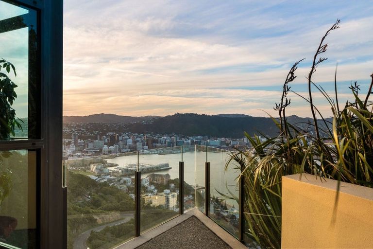 Photo of property in 34 Lookout Road, Roseneath, Wellington, 6021