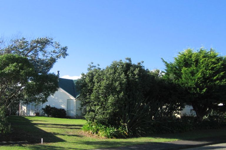 Photo of property in 36 Freyberg Crescent, Waikanae Beach, Waikanae, 5036