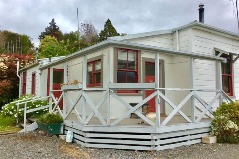 Photo of property in 6 Paraekaretu Street, Hunterville, 4730