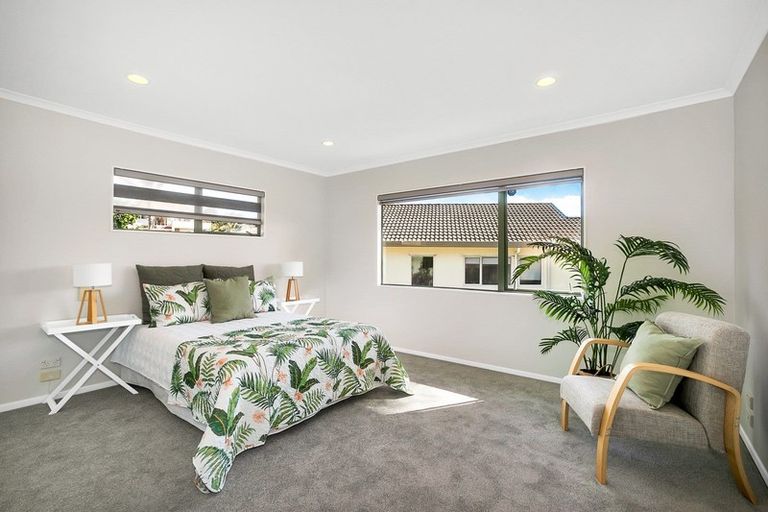 Photo of property in 1/4 De Havilland Drive, Goodwood Heights, Auckland, 2105