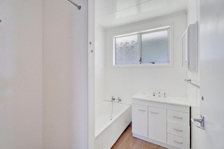 Photo of property in 5d Bromley Place, Westown, New Plymouth, 4310