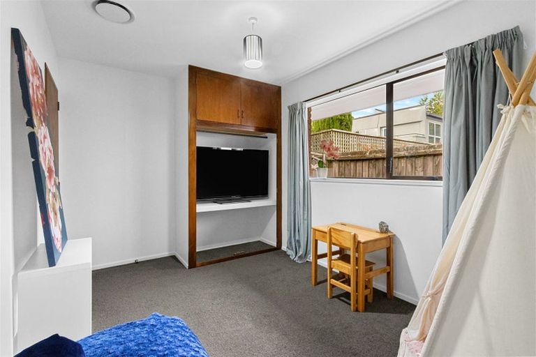 Photo of property in 242 Memorial Avenue, Burnside, Christchurch, 8053