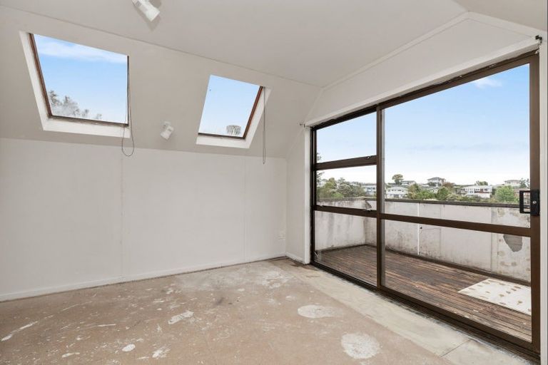 Photo of property in 1/16 Glen Vista Place, Bayview, Auckland, 0629