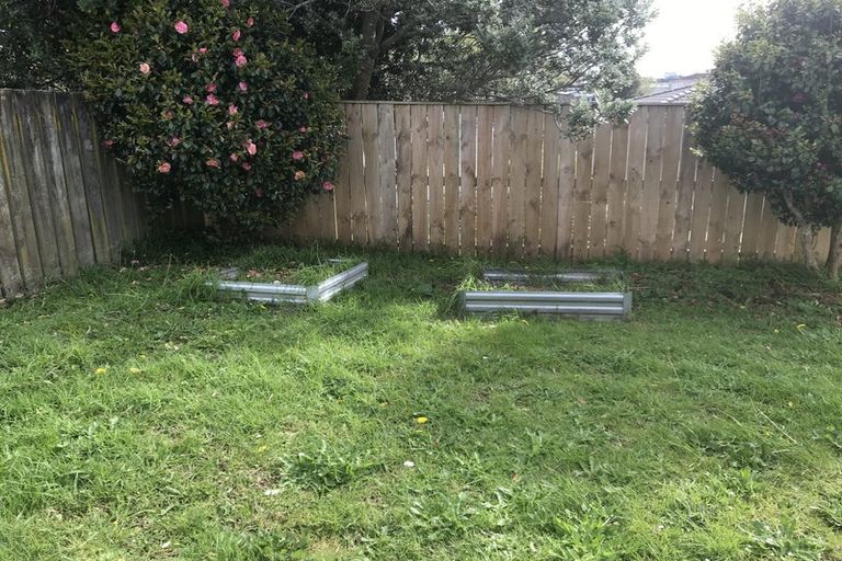 Photo of property in 17 St Catherine Crescent, West Harbour, Auckland, 0618