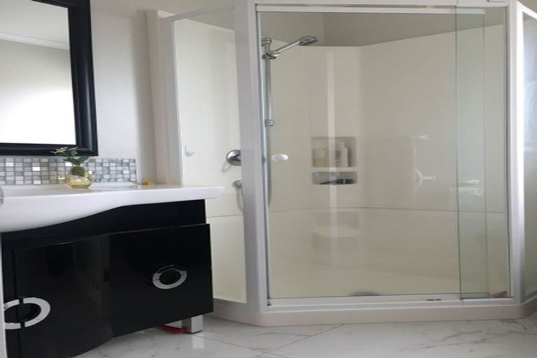 Photo of property in 18 Lorikeet Place, Unsworth Heights, Auckland, 0632