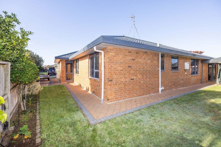Photo of property in 23 Waiwherowhero Drive, St Andrews, Hamilton, 3200