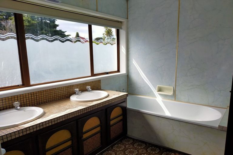 Photo of property in 5 Swanson Road, Henderson, Auckland, 0610